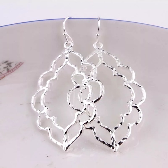 NEW 🌸 scalloped double drop hammered earring - Picture 2 of 3